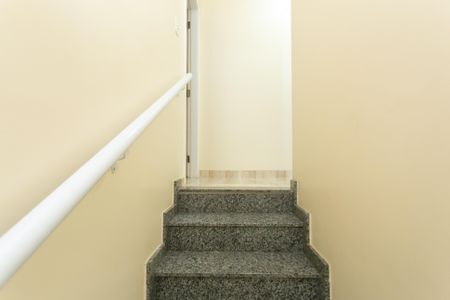 Casa de condomínio para alugar com 65m², 2 quartos e 1 vagaEscada 