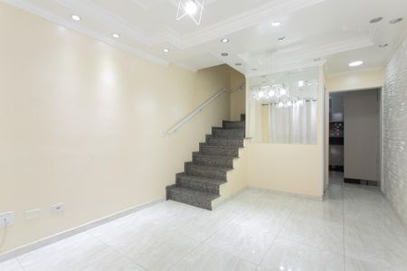 Sala de casa de condomínio para alugar com 2 quartos, 65m² em Jardim das Oliveiras, São Paulo