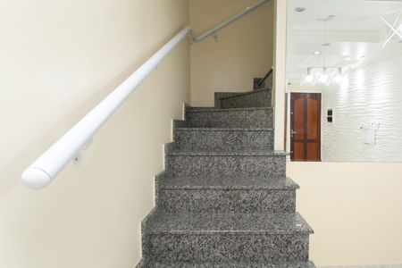 Escada  de casa de condomínio para alugar com 2 quartos, 65m² em Jardim das Oliveiras, São Paulo