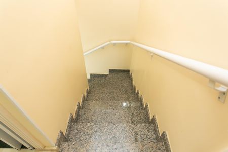 Casa de condomínio para alugar com 65m², 2 quartos e 1 vagaEscada 