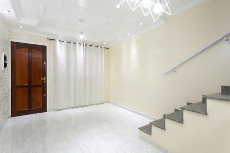Sala de casa de condomínio para alugar com 2 quartos, 65m² em Jardim das Oliveiras, São Paulo