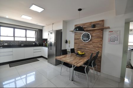 Apartamento à venda com 230m², 4 quartos e 4 vagasCozinha