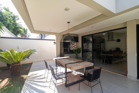Casa de condomínio à venda com 280m², 4 quartos e 4 vagasChurrasqueira