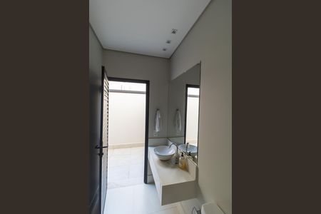 Casa de condomínio à venda com 280m², 4 quartos e 4 vagasBanheiro externo