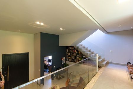 Casa de condomínio à venda com 280m², 4 quartos e 4 vagasEscada