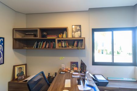Casa de condomínio à venda com 280m², 4 quartos e 4 vagasEscritório