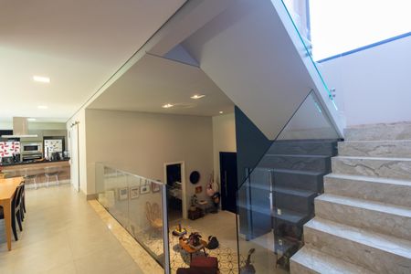 Casa de condomínio à venda com 280m², 4 quartos e 4 vagasEscada