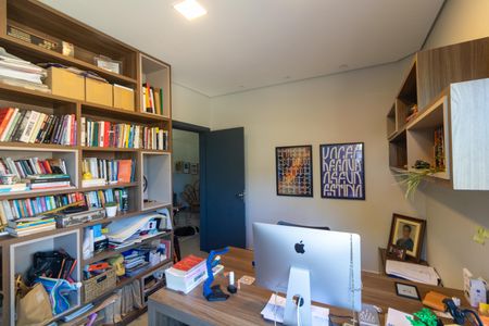Casa de condomínio à venda com 280m², 4 quartos e 4 vagasEscritório