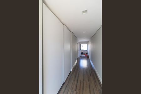 Casa de condomínio à venda com 280m², 4 quartos e 4 vagasCorredor