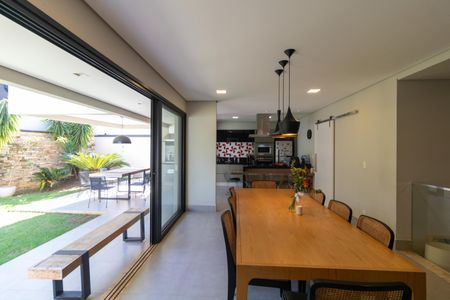 Casa de condomínio à venda com 280m², 4 quartos e 4 vagasSalas