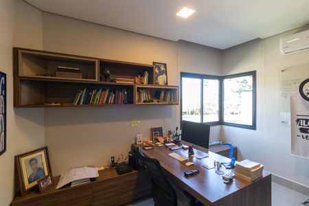 Casa de condomínio à venda com 280m², 4 quartos e 4 vagasEscritório