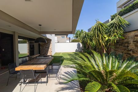 Casa de condomínio à venda com 280m², 4 quartos e 4 vagasQuintal