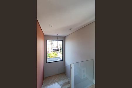Casa de condomínio à venda com 280m², 4 quartos e 4 vagasEscada