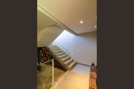 Casa de condomínio à venda com 280m², 4 quartos e 4 vagasEscada