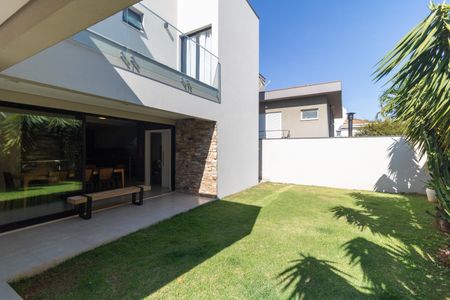 Casa de condomínio à venda com 280m², 4 quartos e 4 vagasQuintal