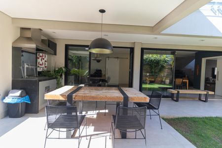 Casa de condomínio à venda com 280m², 4 quartos e 4 vagasChurrasqueira