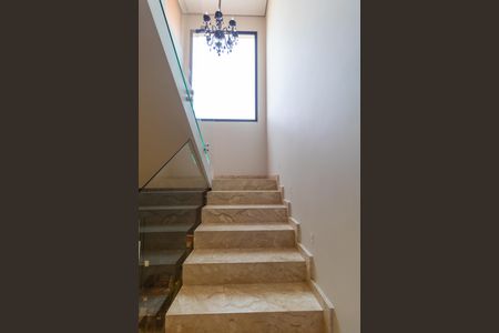 Casa de condomínio à venda com 280m², 4 quartos e 4 vagasEscada