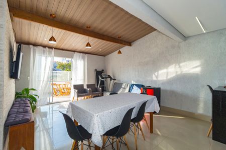 Casa à venda com 140m², 3 quartos e 2 vagas Casa à venda com 140m², 3 quartos e 2 vagasEspaço Gourmet