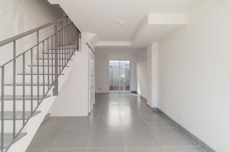 Sala de casa de condomínio à venda com 2 quartos, 88m² em Campo Novo, Porto Alegre