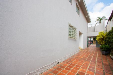 Casa para alugar com 360m², 3 quartos e 6 vagasCorredor externo