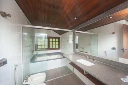 Casa de condomínio à venda com 300m², 3 quartos e 3 vagasBanheiro da suíte