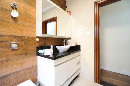Casa para alugar com 200m², 2 quartos e 2 vagas Casa para alugar com 200m², 2 quartos e 2 vagasBanheiro social