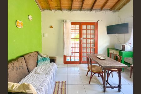 Sala de TV de apartamento para alugar com 1 quarto, 40m² em São João do Rio Vermelho, Florianópolis