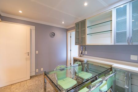 Apartamento à venda com 261m², 4 quartos e 4 vagas