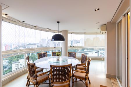 Apartamento à venda com 261m², 4 quartos e 4 vagas