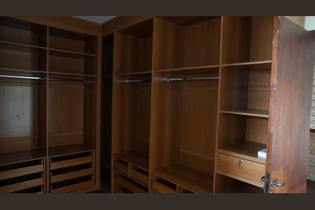 Casa à venda com 350m², 3 quartos e 3 vagasCloset da suíte