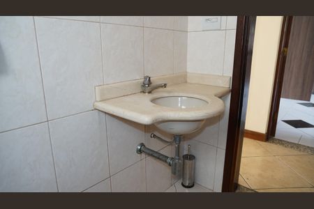 Casa à venda com 350m², 3 quartos e 3 vagasBanheiro 1