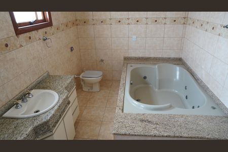 Casa à venda com 350m², 3 quartos e 3 vagasBanheiro da Suíte