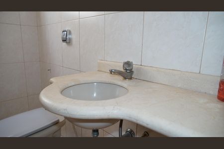 Casa à venda com 350m², 3 quartos e 3 vagasBanheiro 1