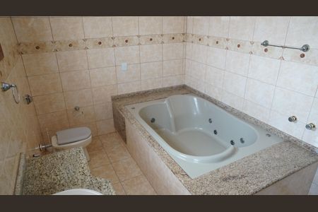 Casa à venda com 350m², 3 quartos e 3 vagasBanheiro da Suíte