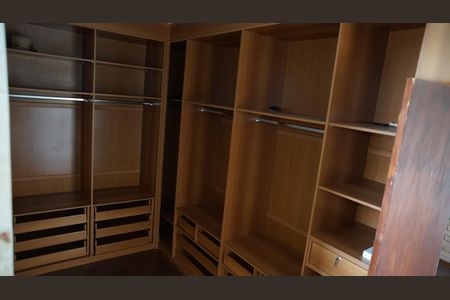 Casa à venda com 350m², 3 quartos e 3 vagasCloset da suíte