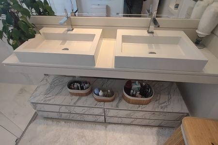 Apartamento à venda com 198m², 3 quartos e 3 vagas Apartamento à venda com 198m², 3 quartos e 3 vagasBanheiro da Suíte 1