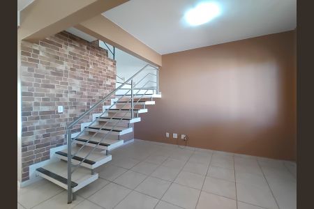 Sala de casa de condomínio para alugar com 4 quartos, 135m² em Gávea, Uberlândia