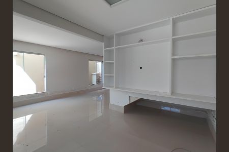 Sala de casa de condomínio para alugar com 3 quartos, 120m² em Gávea, Uberlândia