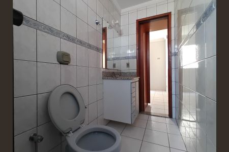 Banheiro de apartamento para alugar com 3 quartos, 82m² em Santa Mônica, Uberlândia