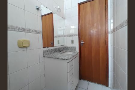Banheiro de apartamento para alugar com 3 quartos, 82m² em Santa Mônica, Uberlândia