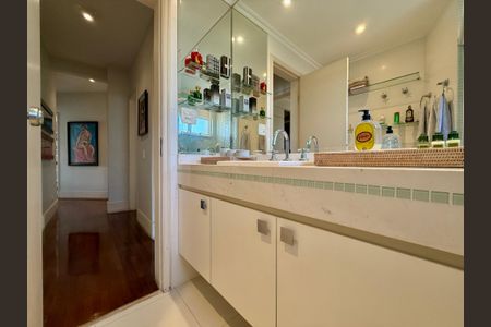 Apartamento à venda com 320m², 4 quartos e 4 vagasBanheiro Social 