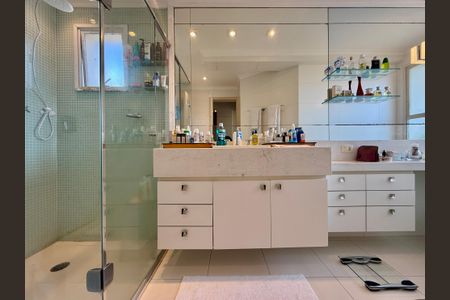 Apartamento à venda com 320m², 4 quartos e 4 vagasBanheiro Suíte 
