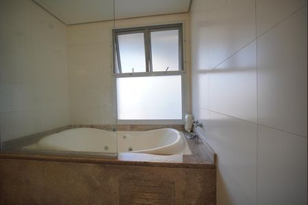 Apartamento para alugar com 206m², 4 quartos e 3 vagasBanheira da Suíte 3