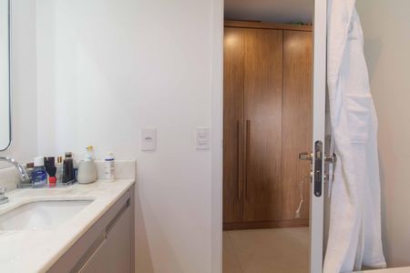 Apartamento à venda com 82m², 2 quartos e 1 vaga Apartamento à venda com 82m², 2 quartos e 1 vagaBanheiro da Suíte 2