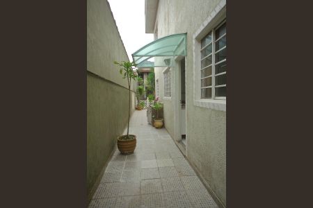 Casa à venda com 318m², 3 quartos e 4 vagasCorredor lateral 