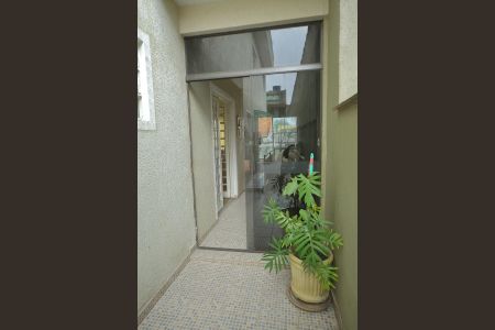 Casa à venda com 318m², 3 quartos e 4 vagasCorredor lateral 