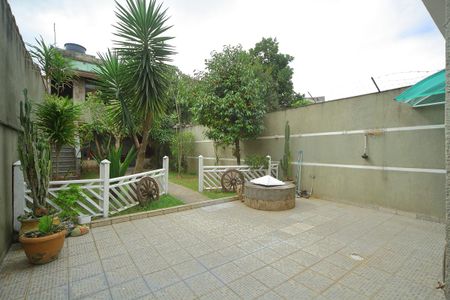 Casa à venda com 318m², 3 quartos e 4 vagasQuintal/jardim 
