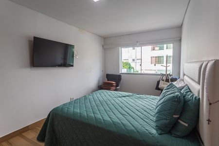 Casa à venda com 290m², 5 quartos e 2 vagas Casa à venda com 290m², 5 quartos e 2 vagasSuíte