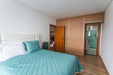 Casa à venda com 290m², 5 quartos e 2 vagas Casa à venda com 290m², 5 quartos e 2 vagasSuíte