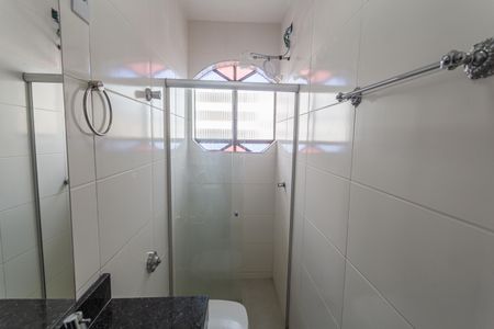 Casa à venda com 290m², 5 quartos e 2 vagas Casa à venda com 290m², 5 quartos e 2 vagasBanheiro Social da Casa de Fundos